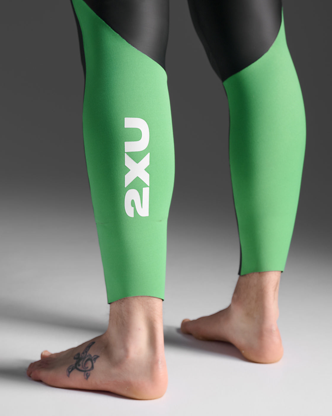 2xu-propel-open-water-wetsuit-muta-nuoto-acque-libere-nero-verde image 7