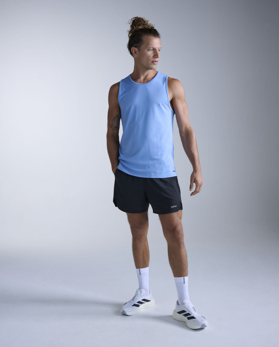2xu-aero-tank-canotta-running-uomo-slim-blu image 5