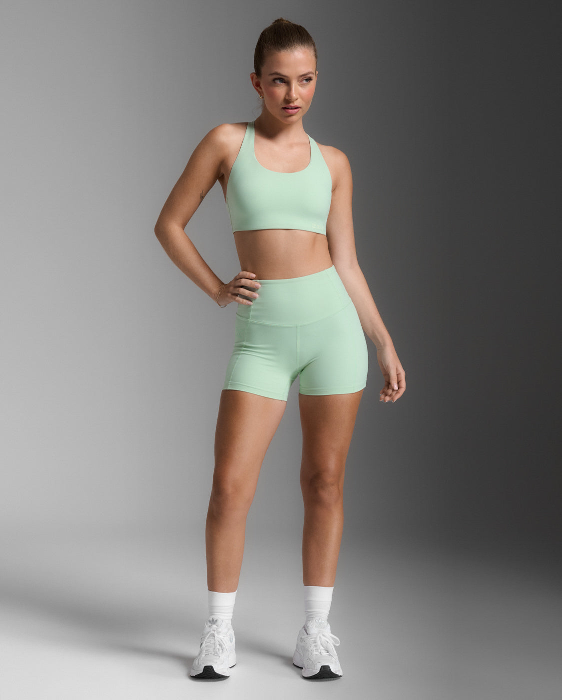 2xu-form-soft-touch-hi-rise-4-shorts-compressivi-donna-verde-chiaro image 4
