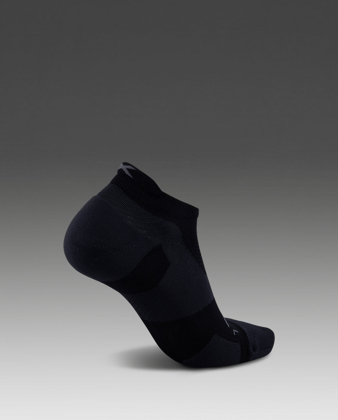 2xu-vectr-light-cushion-no-show-compression-socks-calze-running-nere image 2
