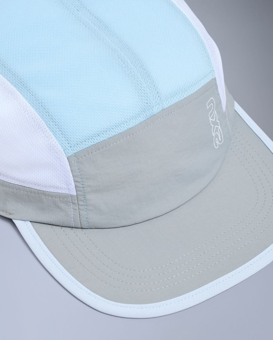 2xu-light-speed-cappellino-running-unisex-grigio image 4