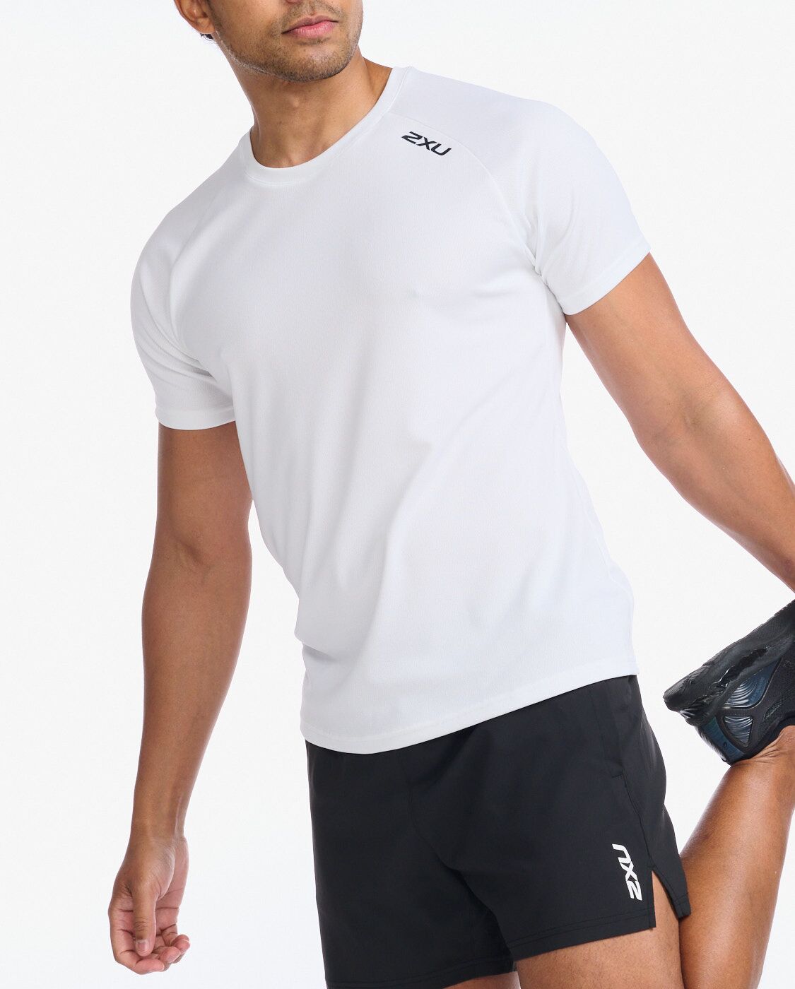 2xu-aspire-tee-uomo-t-shirt-training-bianca-traspirante image 2