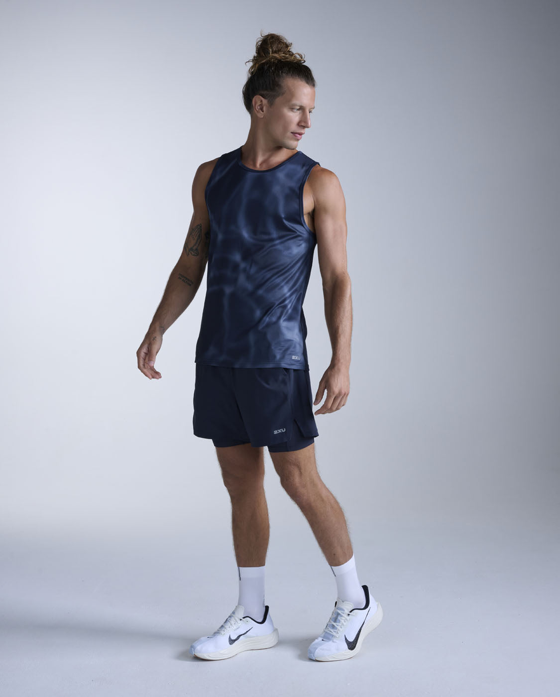 2xu-aero-tank-canotta-running-uomo-slim-blu-navy image 7