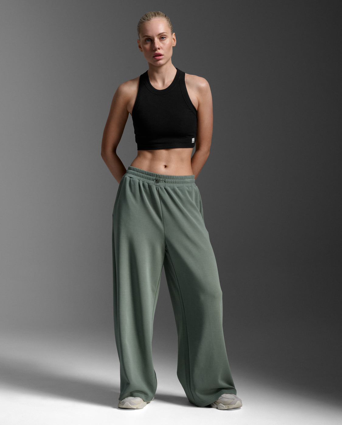2xu-wonderluxe-sand-washed-wide-leg-pants-verde image 4