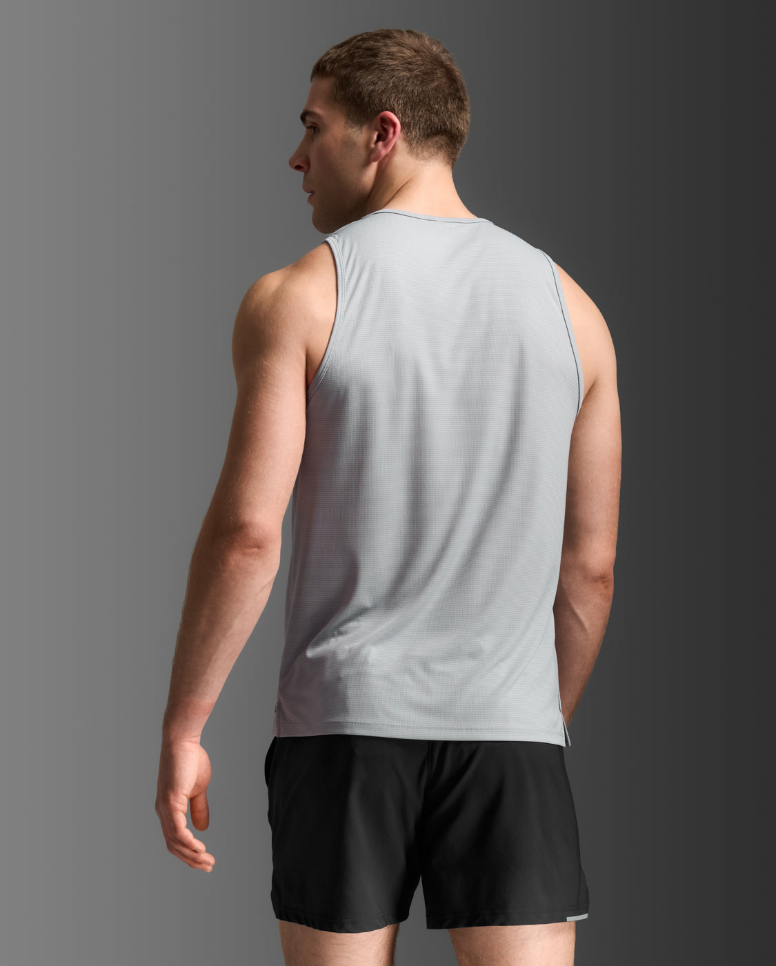 2xu-aero-tank-canotta-running-uomo-slim-grigia image 2