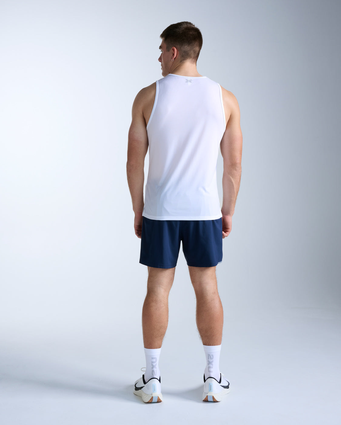 2xu-aero-tank-uomo-bianco-slim-canotta-running-traspirante image 7