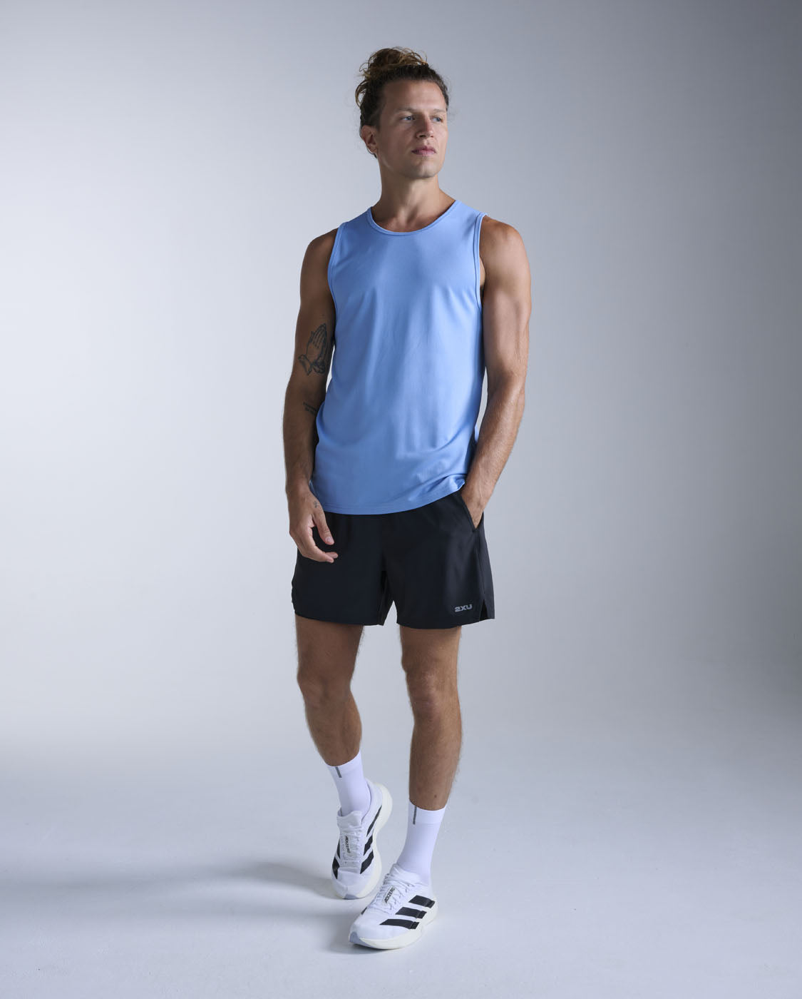 2xu-aero-tank-canotta-running-uomo-slim-blu image 4