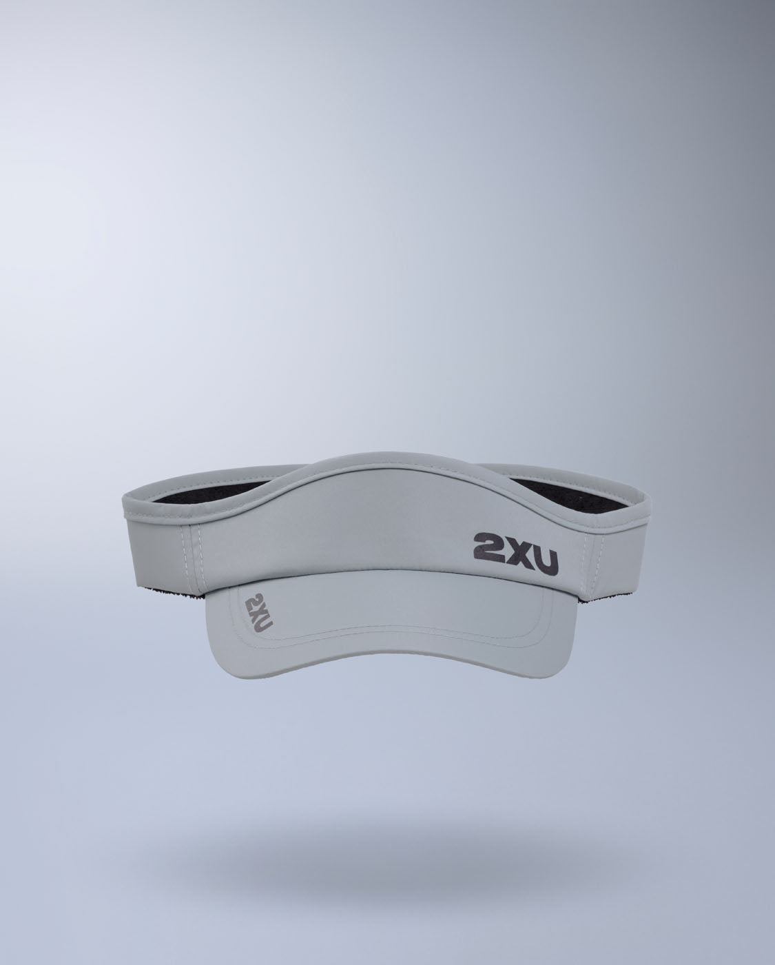 2xu-run-visor-visiera-running-grigia-unisex image 2