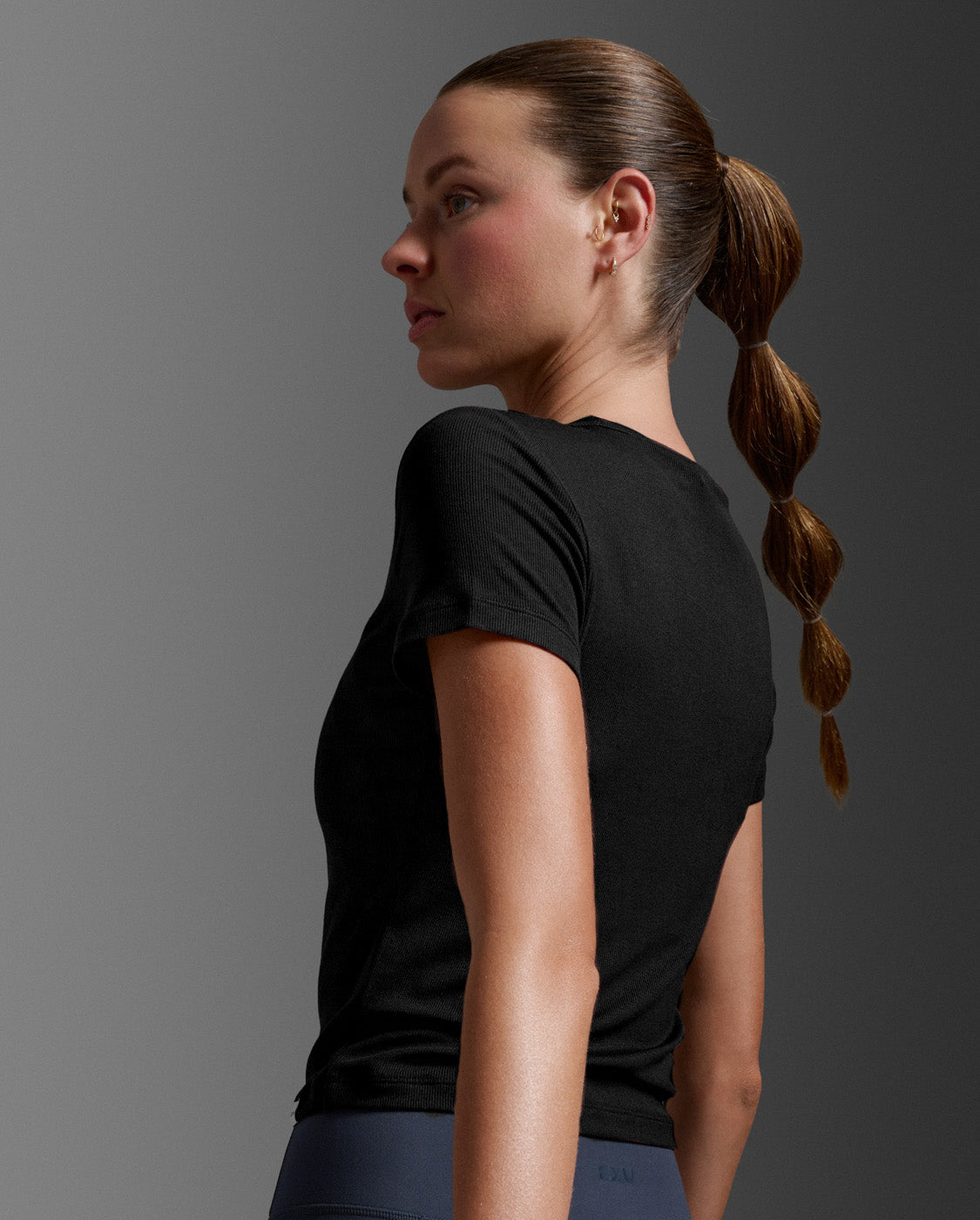 2xu-form-fluid-ribbed-crop-tee-donna-nera-t-shirt-crop-fitted image 3