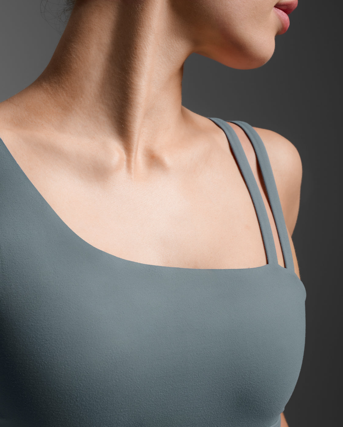 2xu-form-fluid-asymmetric-bra-reggiseno-sportivo-supporto-leggero image 7