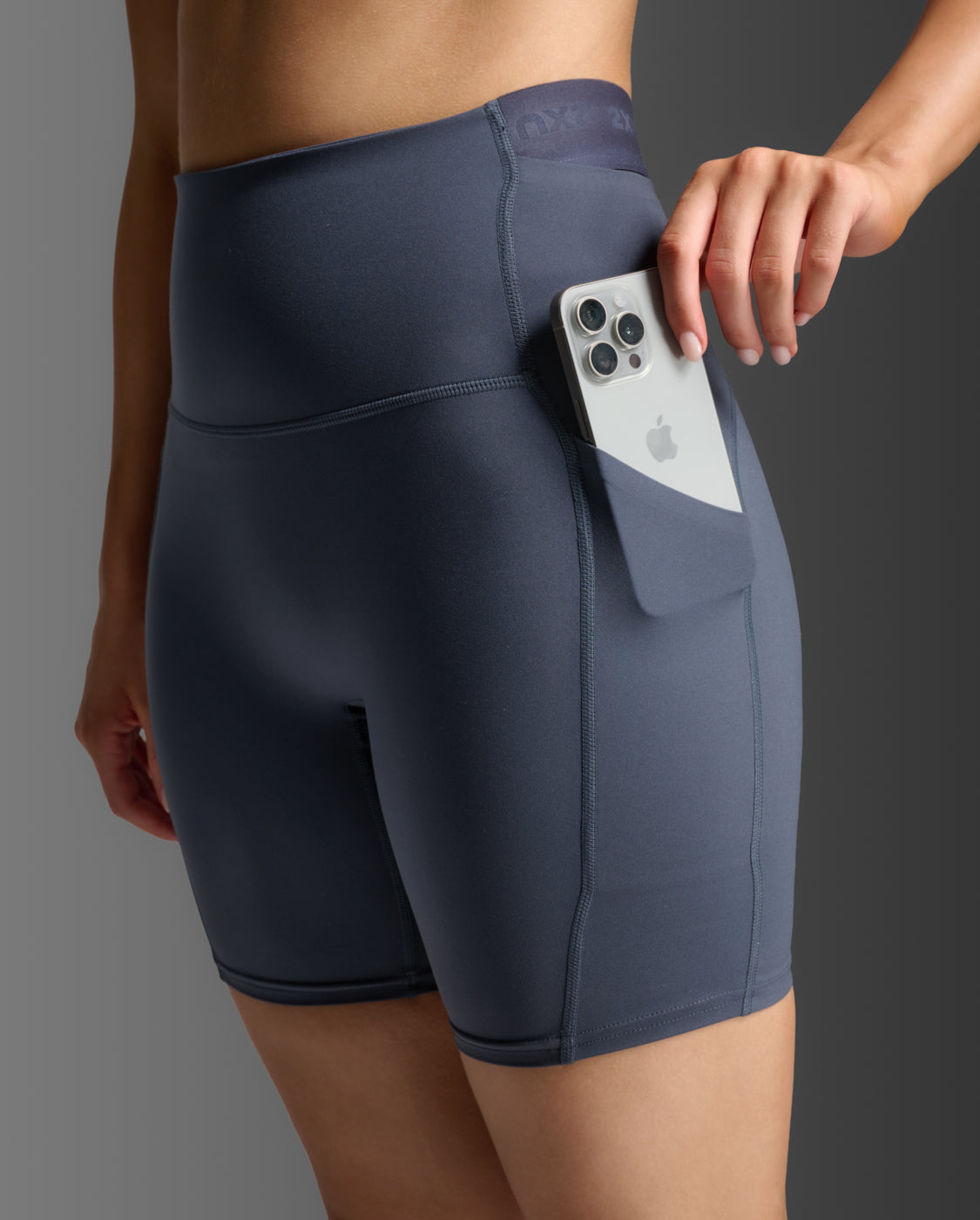 2xu-form-stash-hi-rise-short-a-compressione-6-con-tasche image 7