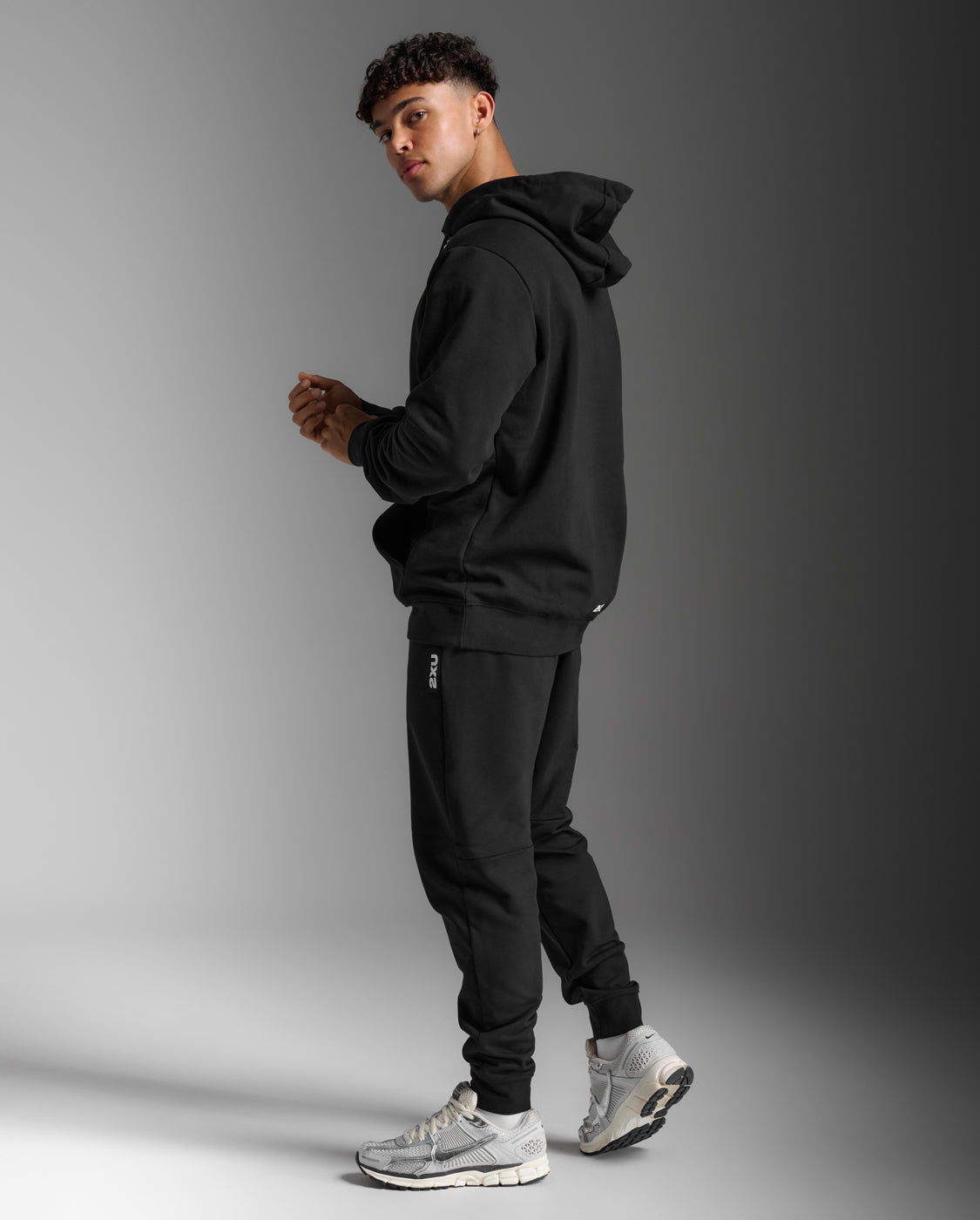 2xu-aspire-pullover-hoodie-felpa-uomo-nero image 3