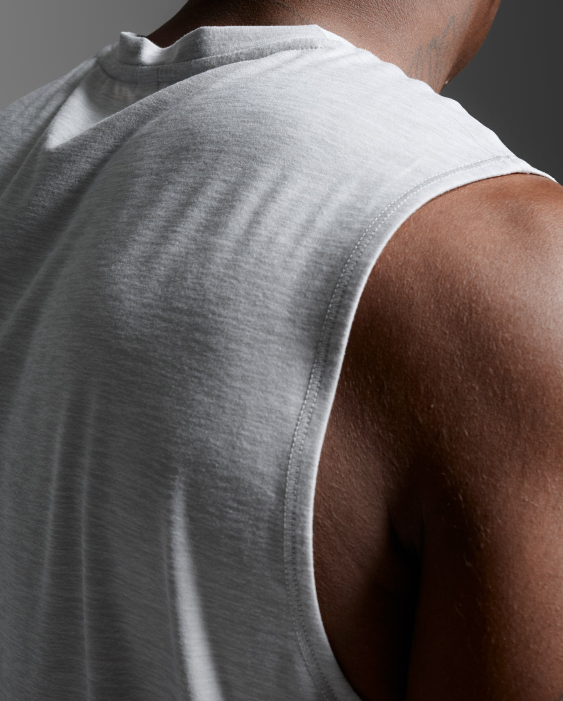 2xu-aspire-signature-tank-uomo-canotta-palestra-grigia image 7