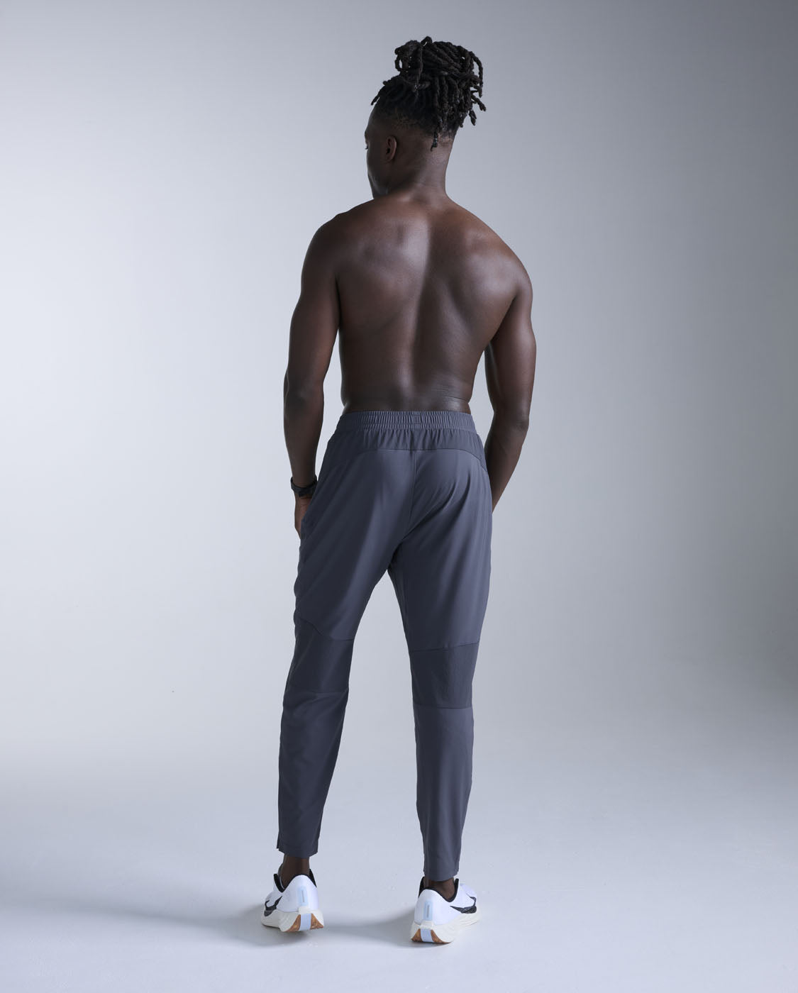 2xu-aero-woven-jogger-pantaloni-running-leggeri-con-zip image 7