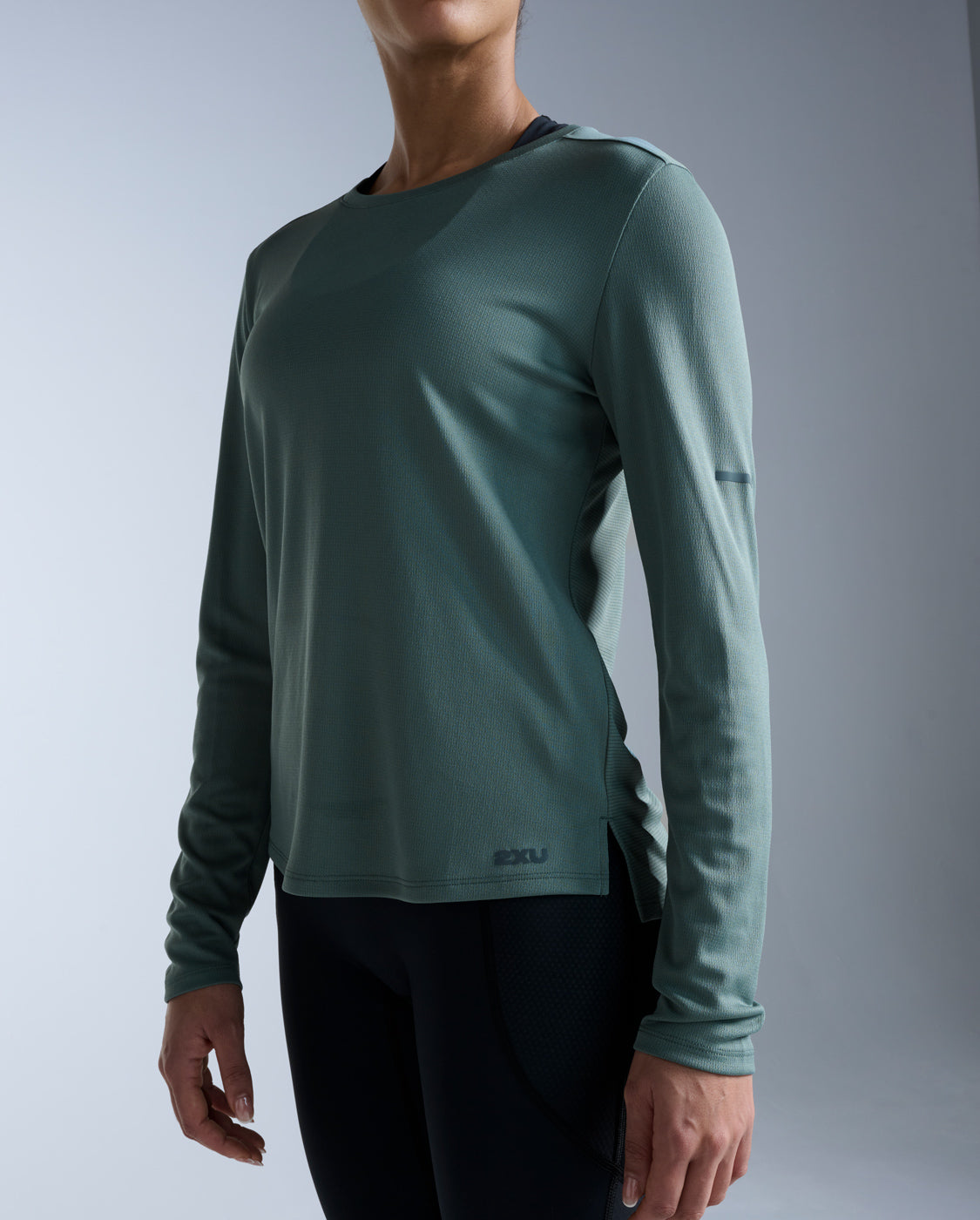 2xu-aero-manica-lunga-donna-slim-verde-running image 2