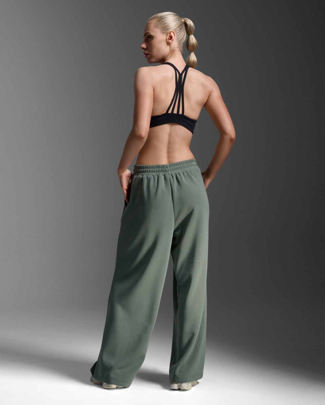 2xu-wonderluxe-sand-washed-wide-leg-pants-verde image 6