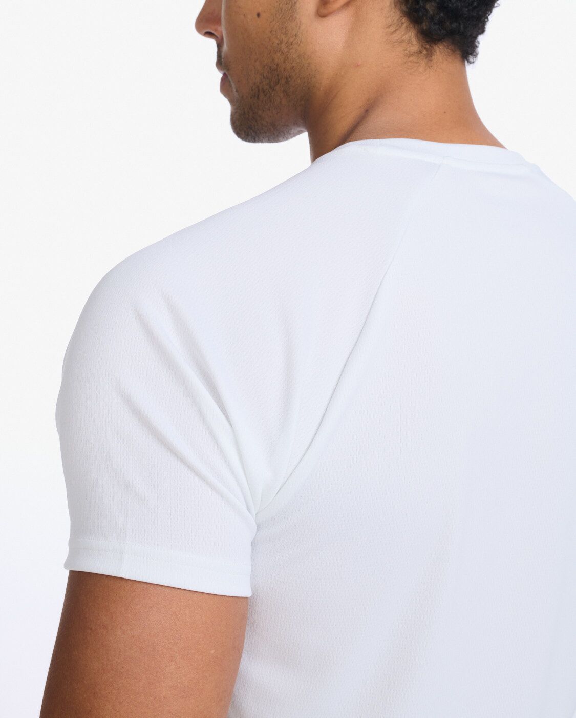 2xu-aspire-tee-uomo-t-shirt-training-bianca-traspirante image 6