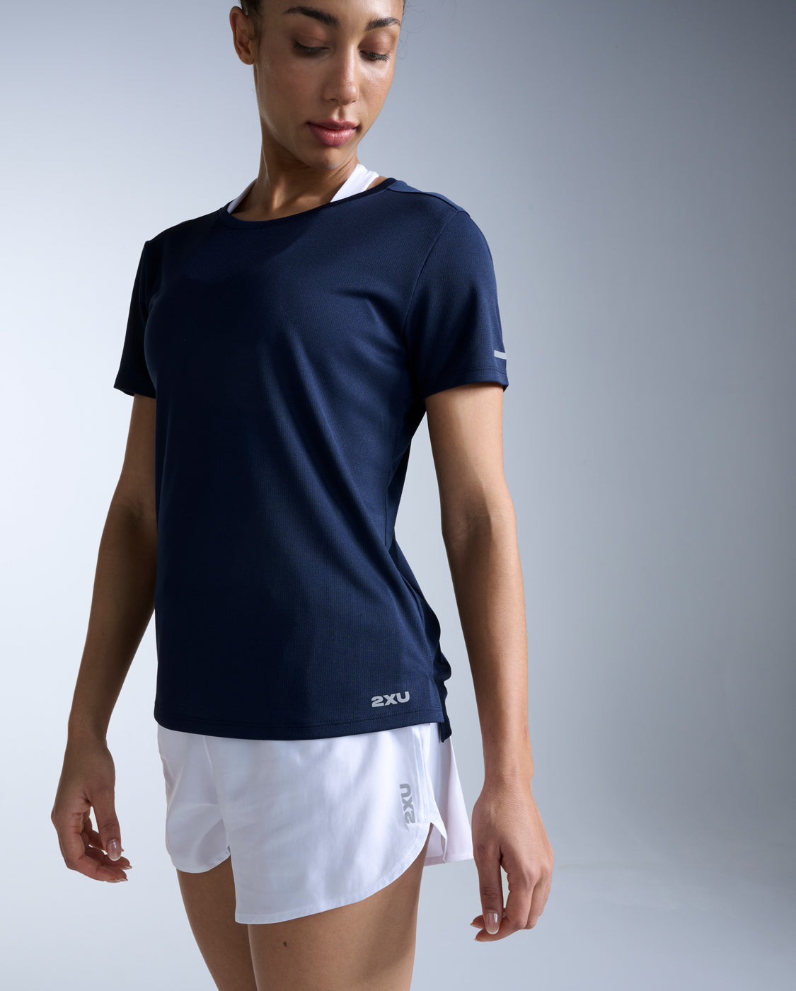 2xu-aero-tee-nera-blu-t-shirt-running-slim-traspirante image 3