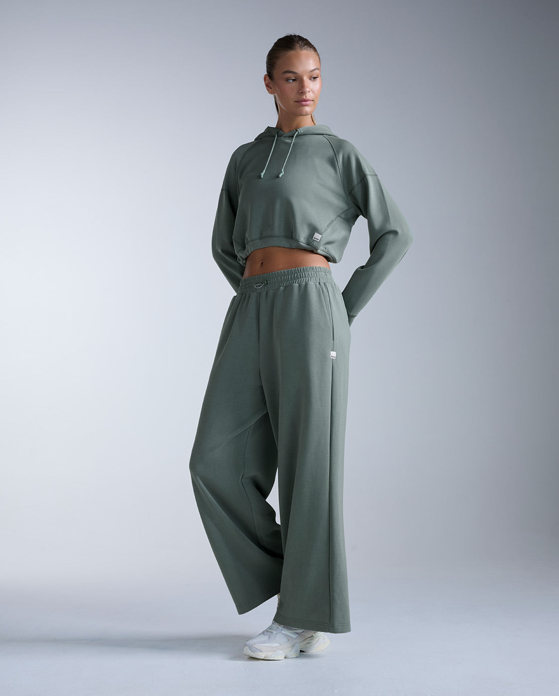 2xu-wonderluxe-felpa-hoodie-donna-cropped-verde-salvia image 7