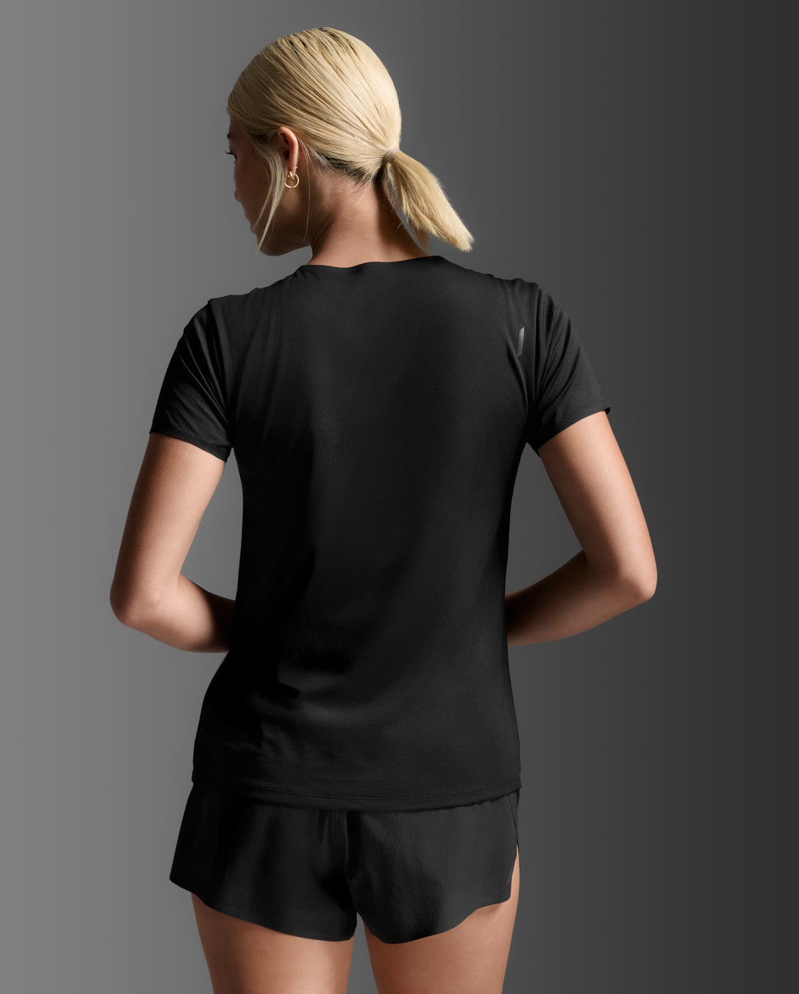 2xu-light-speed-tech-tee-t-shirt-running-nera image 3