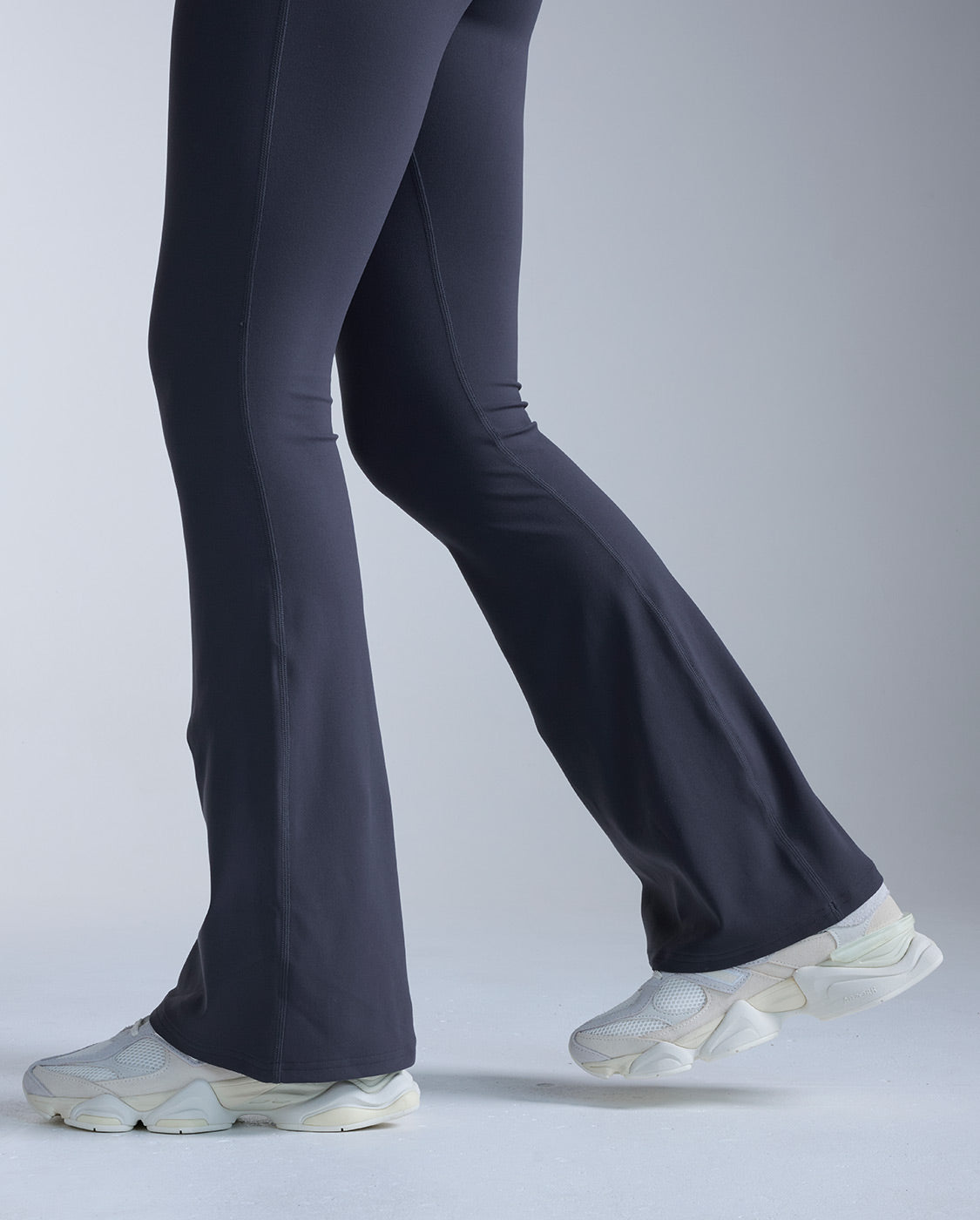 2xu-fluid-hi-rise-flare-pants-pantalone-flare-vita-alta image 3