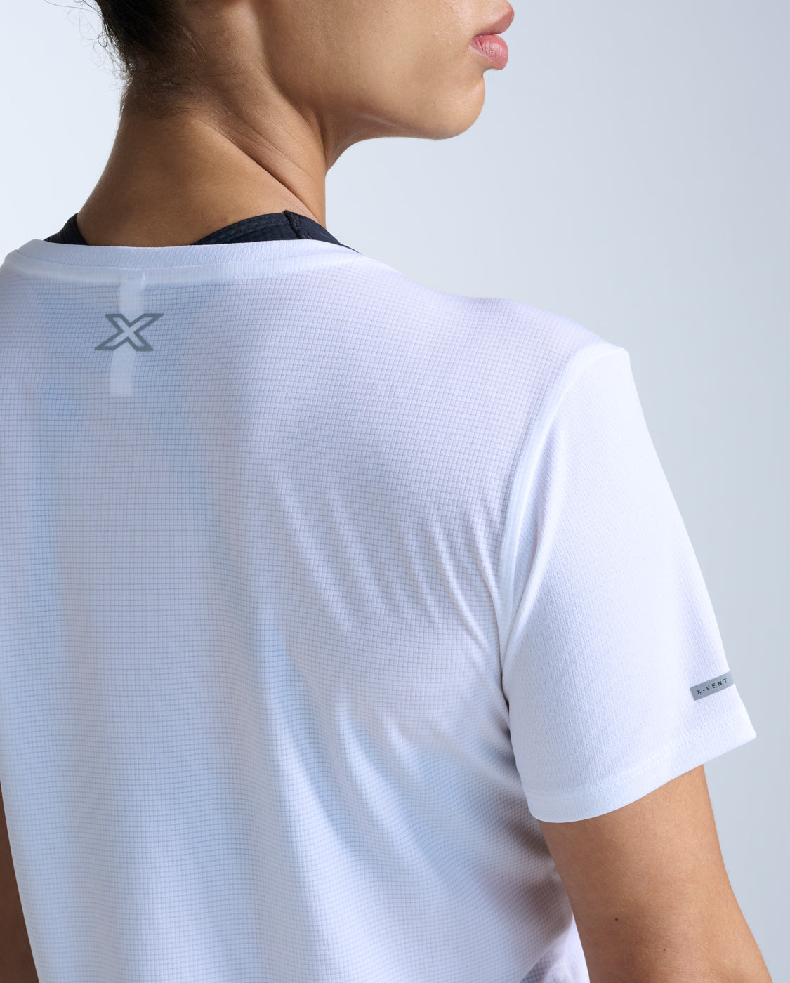 2xu-aero-tee-mesh-best-seller image 2