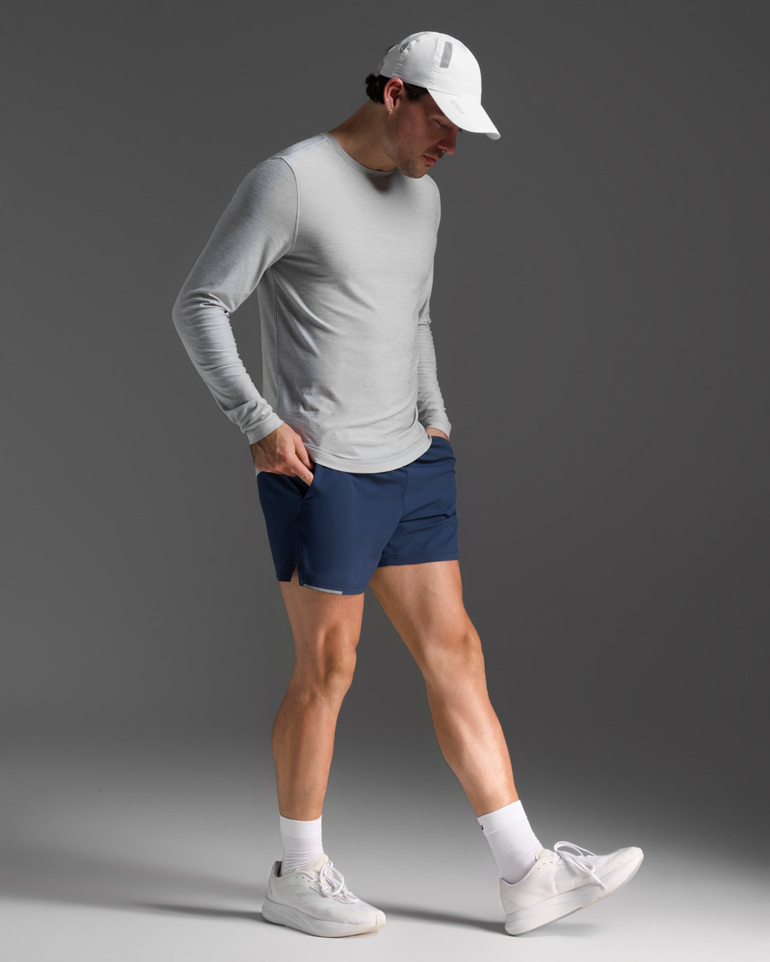 2xu-signature-uomo-t-shirt-manica-lunga-grigia image 4