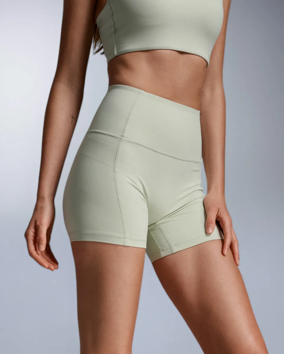 2xu-fluid-hi-rise-5-inch-shorts-donna-verde-salvia image 1