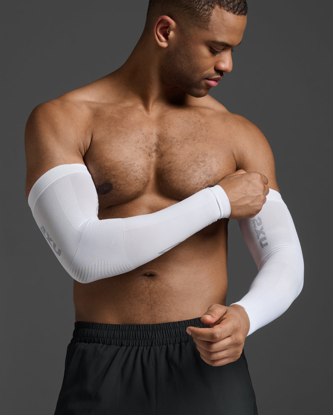 2xu-flex-compression-arm-sleeves-manicotti-bianco image 1