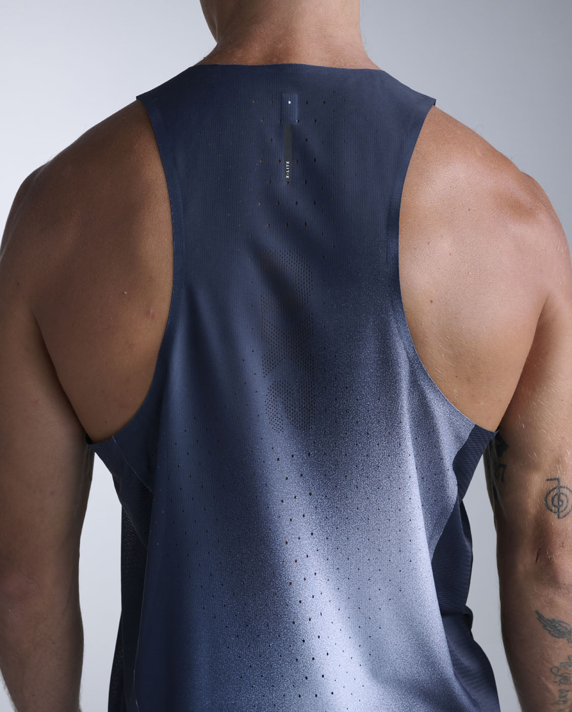 2xu-light-speed-react-singlet-uomo-slim-canotta-running image 4