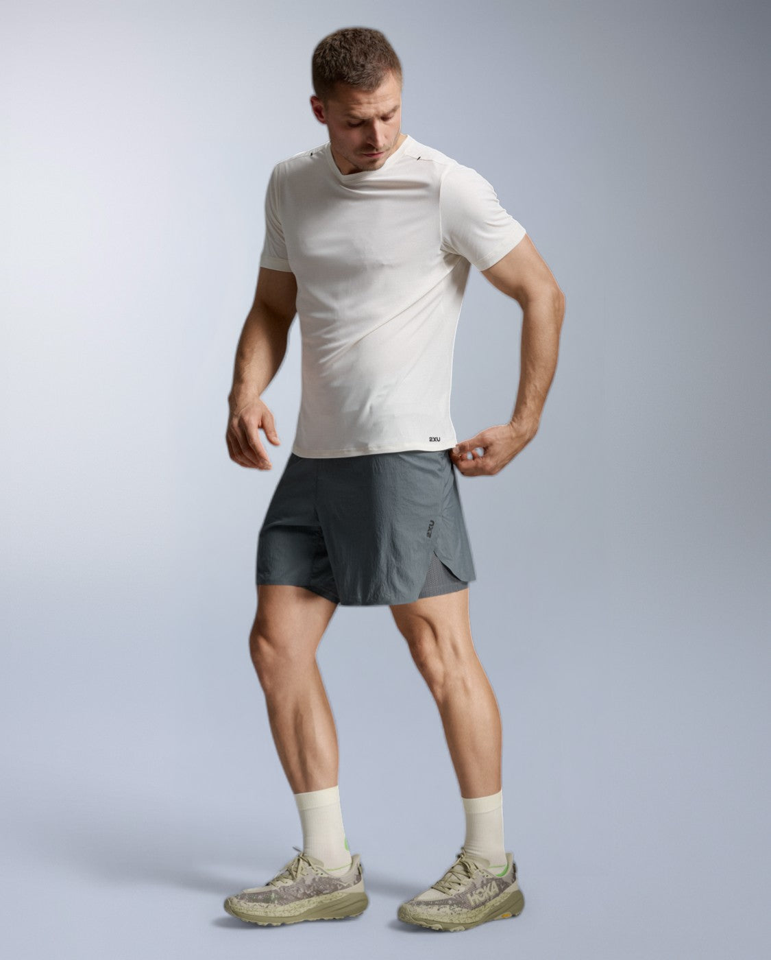 2xu-aero-trail-tee-maglia-trail-running-uomo-beige-upf-50 image 3