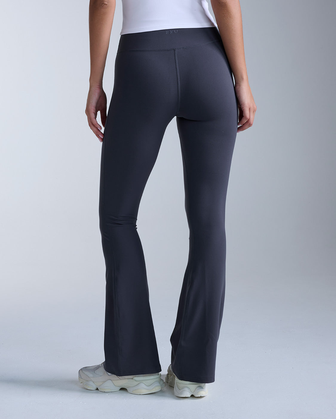 2xu-fluid-hi-rise-flare-pants-pantalone-flare-vita-alta image 2