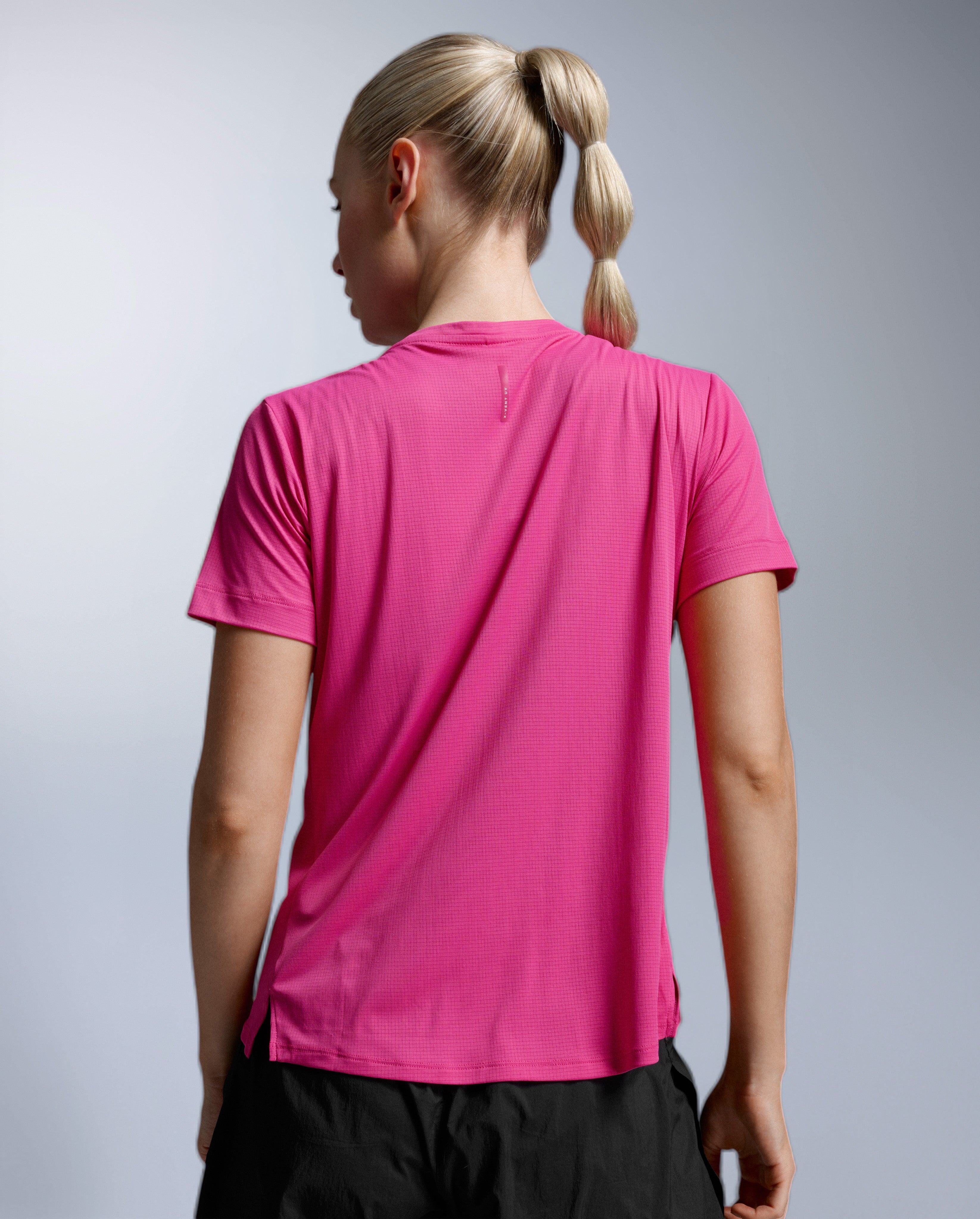 2xu-aero-trail-tee-donna-maglia-trail-running-rosa-upf-50 image 2