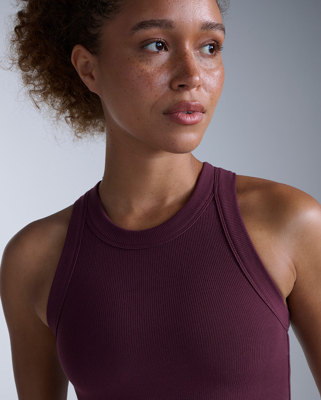 2xu-fluid-tencel-ribbed-crop-tank-bordeaux image 4