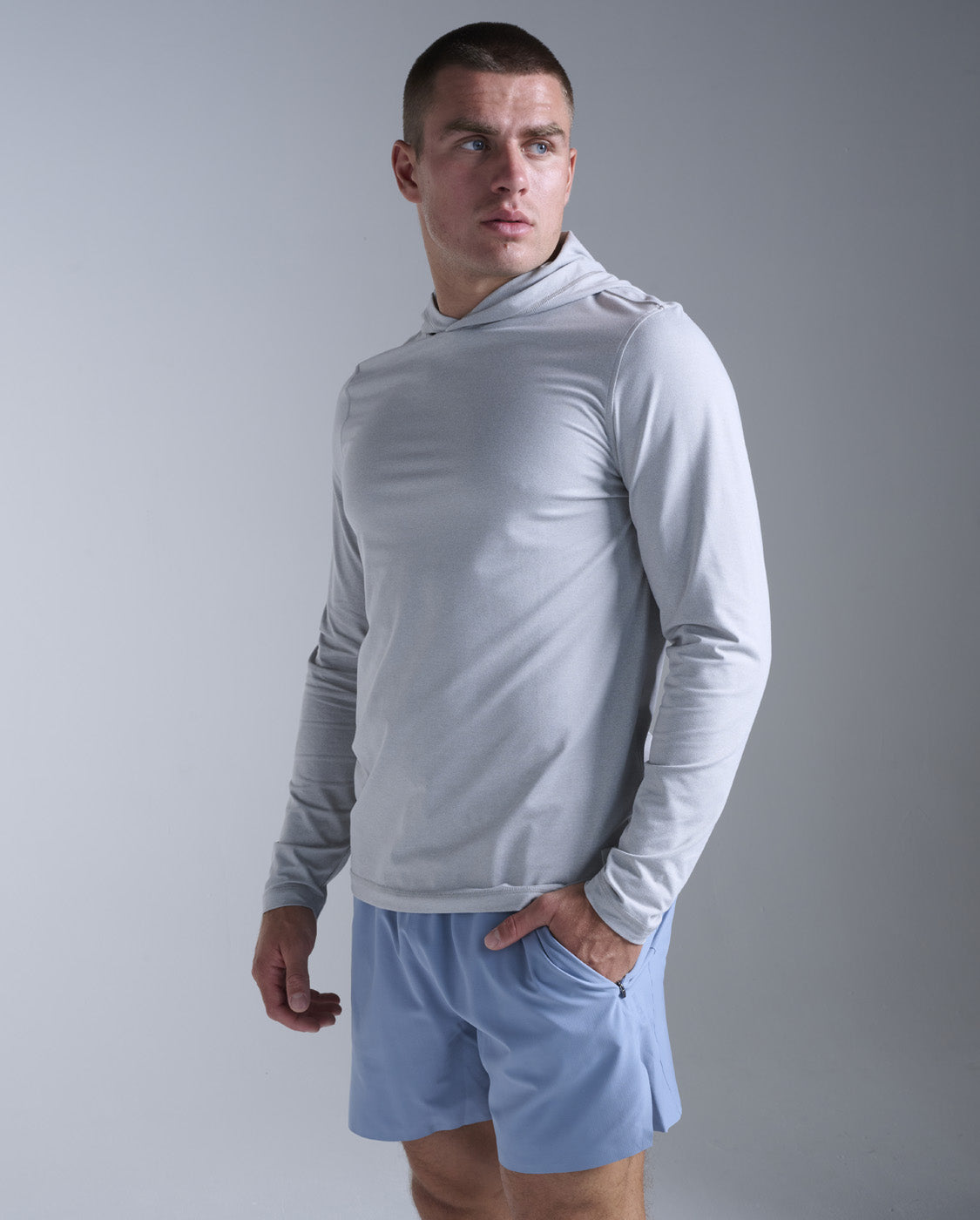 2xu-motion-long-sleeve-hoodie-felpa-training-uomo-grigia image 1