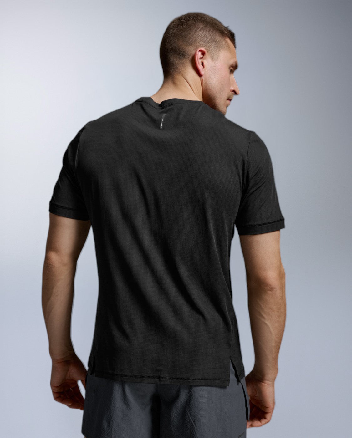 2xu-aero-trail-tee-uomo-maglia-trail-running-nera-regular-fit image 2