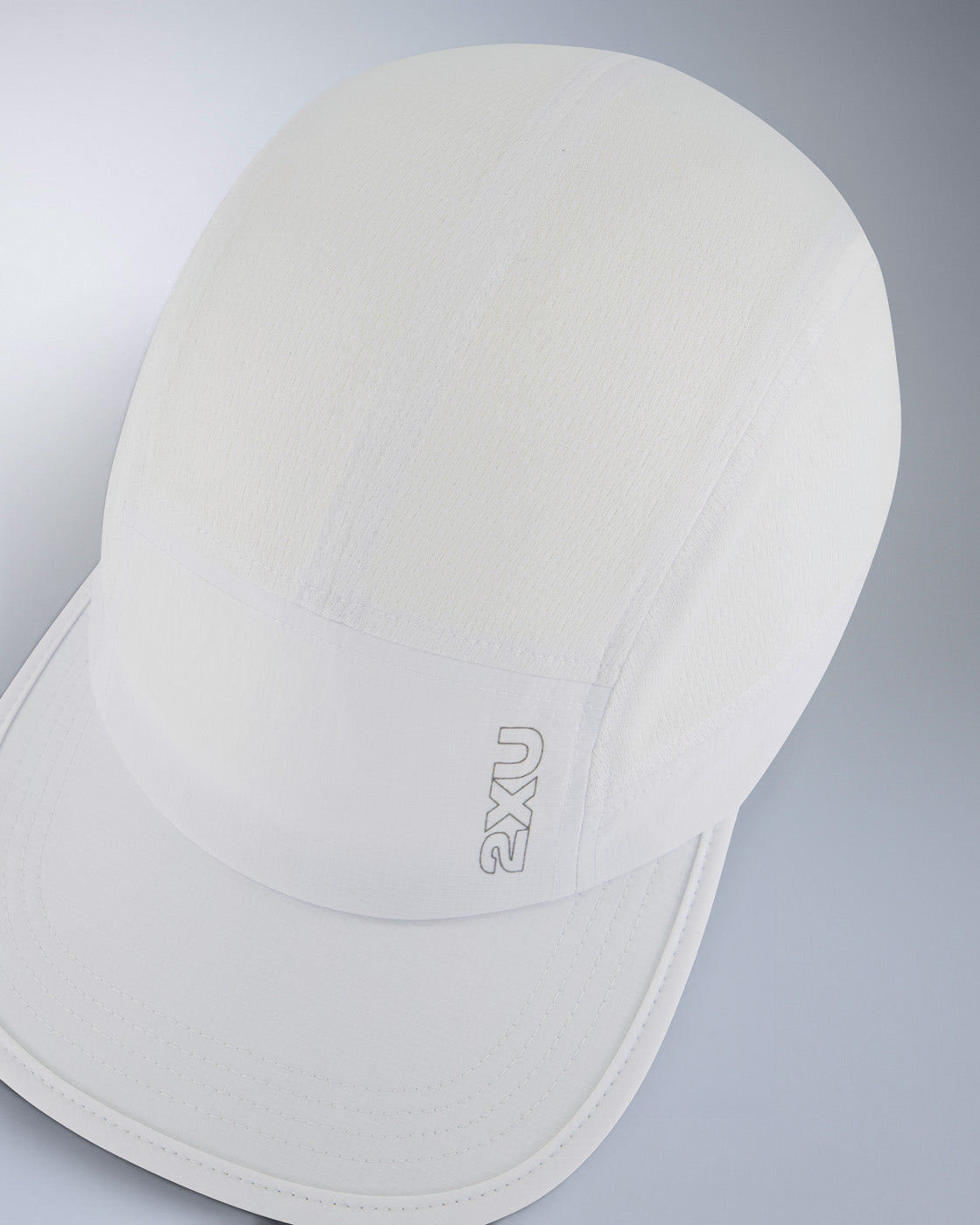 2xu-light-speed-cap-cappellino-running-unisex image 3