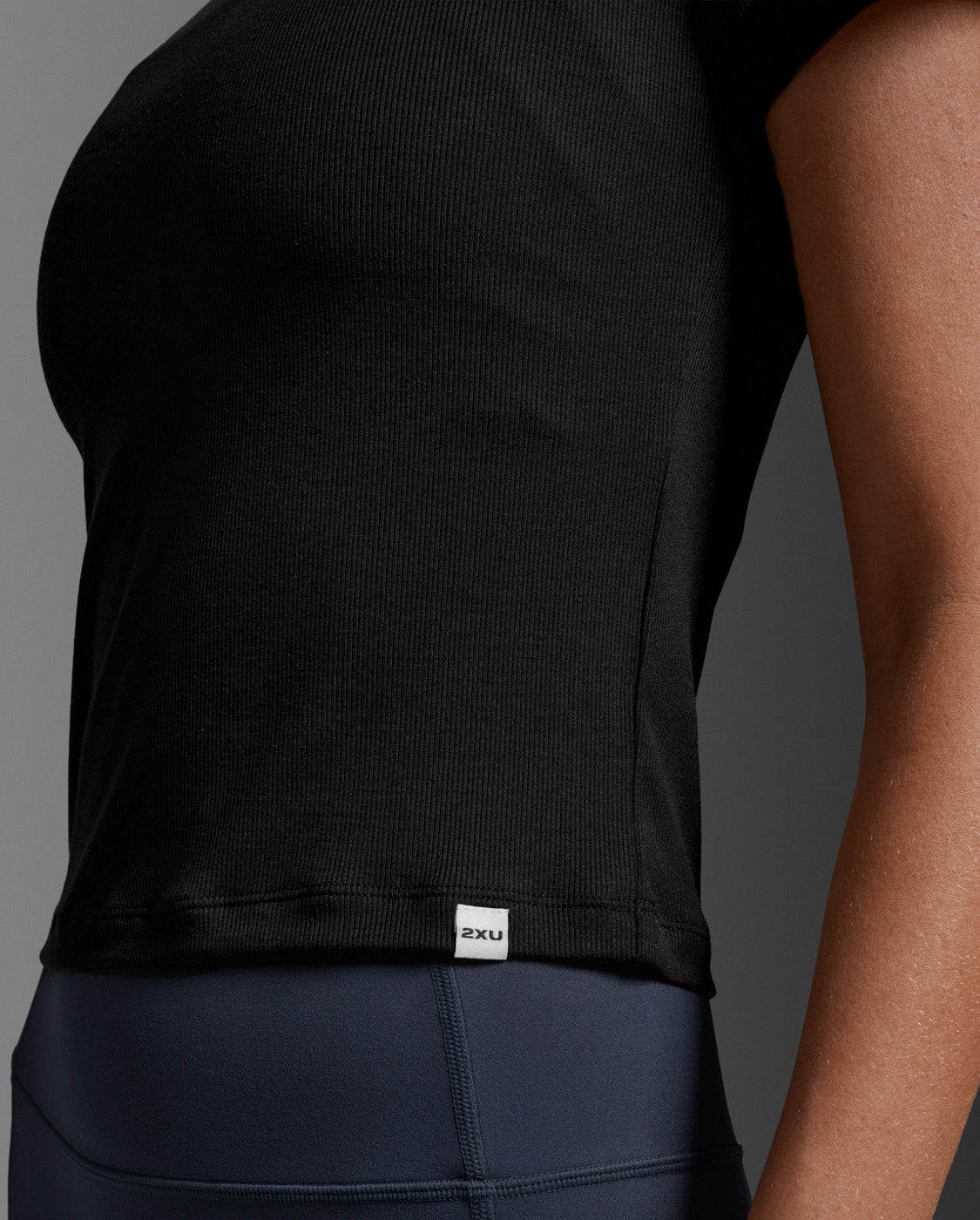 2xu-form-fluid-ribbed-crop-tee-donna-nera-t-shirt-crop-fitted image 4