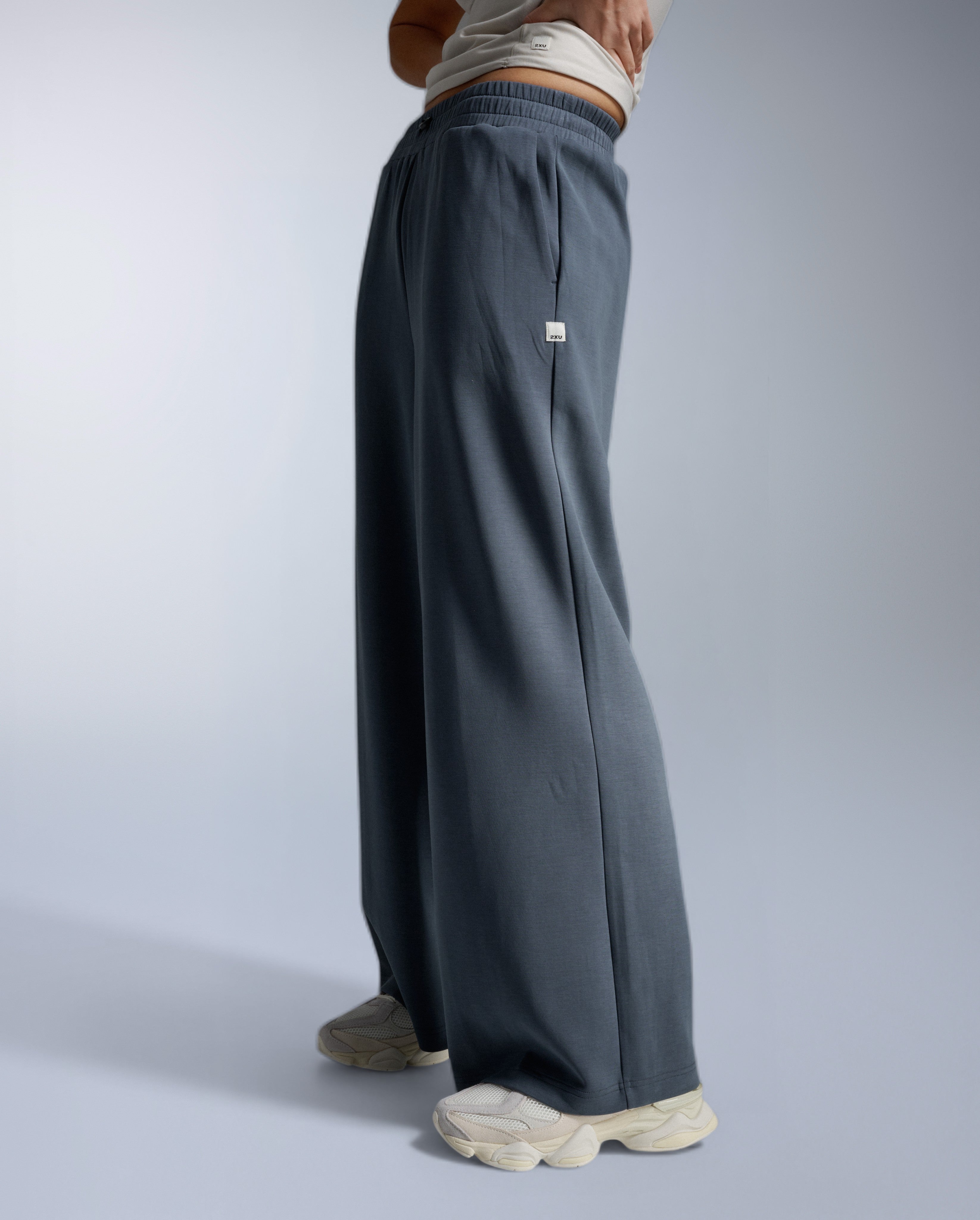 2xu-wonderluxe-sand-washed-wide-leg-pants-donna-blu image 2