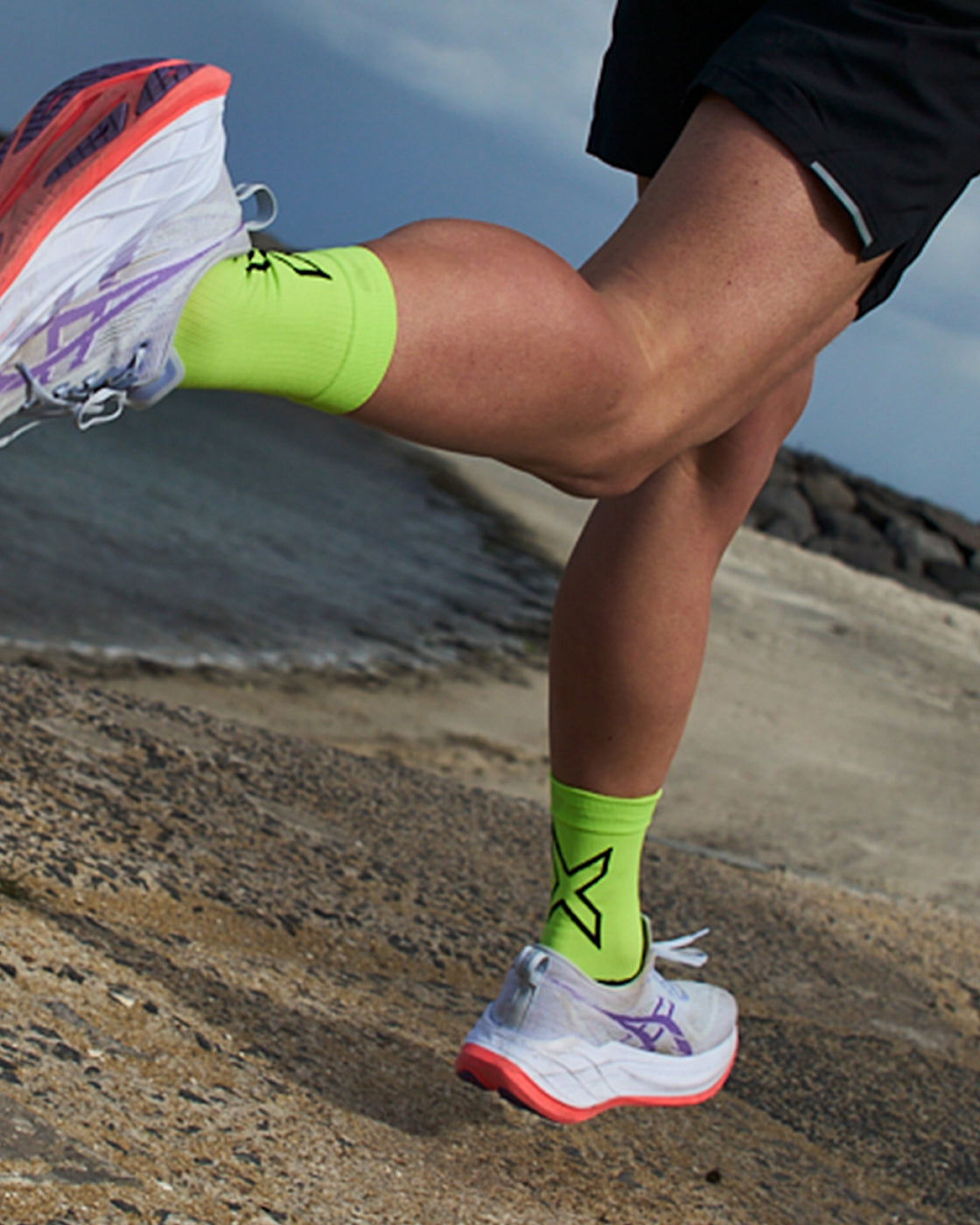 2xu-vectr-light-cushion-crew-socks-calze-running-2 image 2