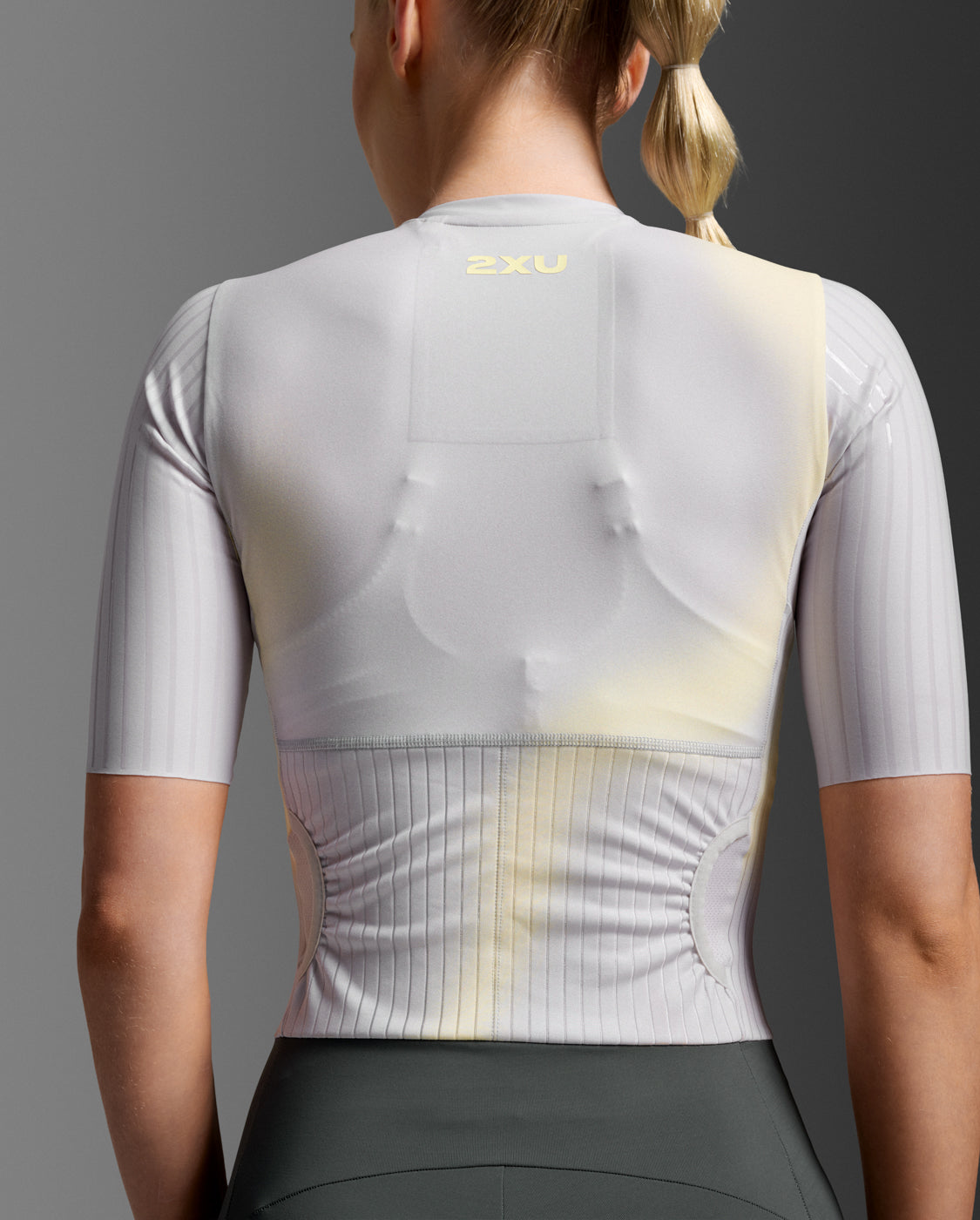 2xu-light-speed-react-sleeved-trisuit-muta-triathlon-grigio-giallo image 8