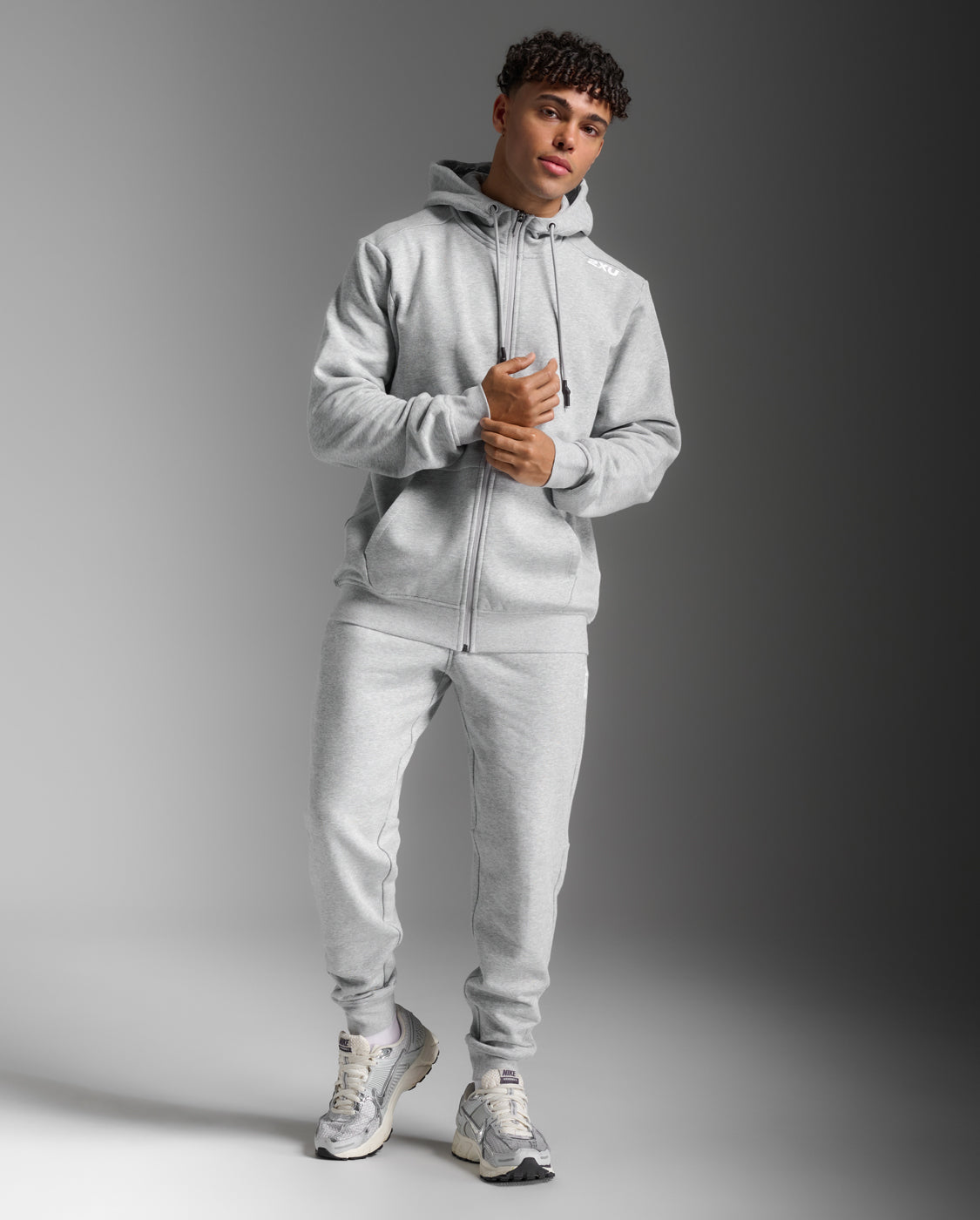 2xu-aspire-zip-hoodie-uomo-con-cappuccio-grigio-chiaro image 5