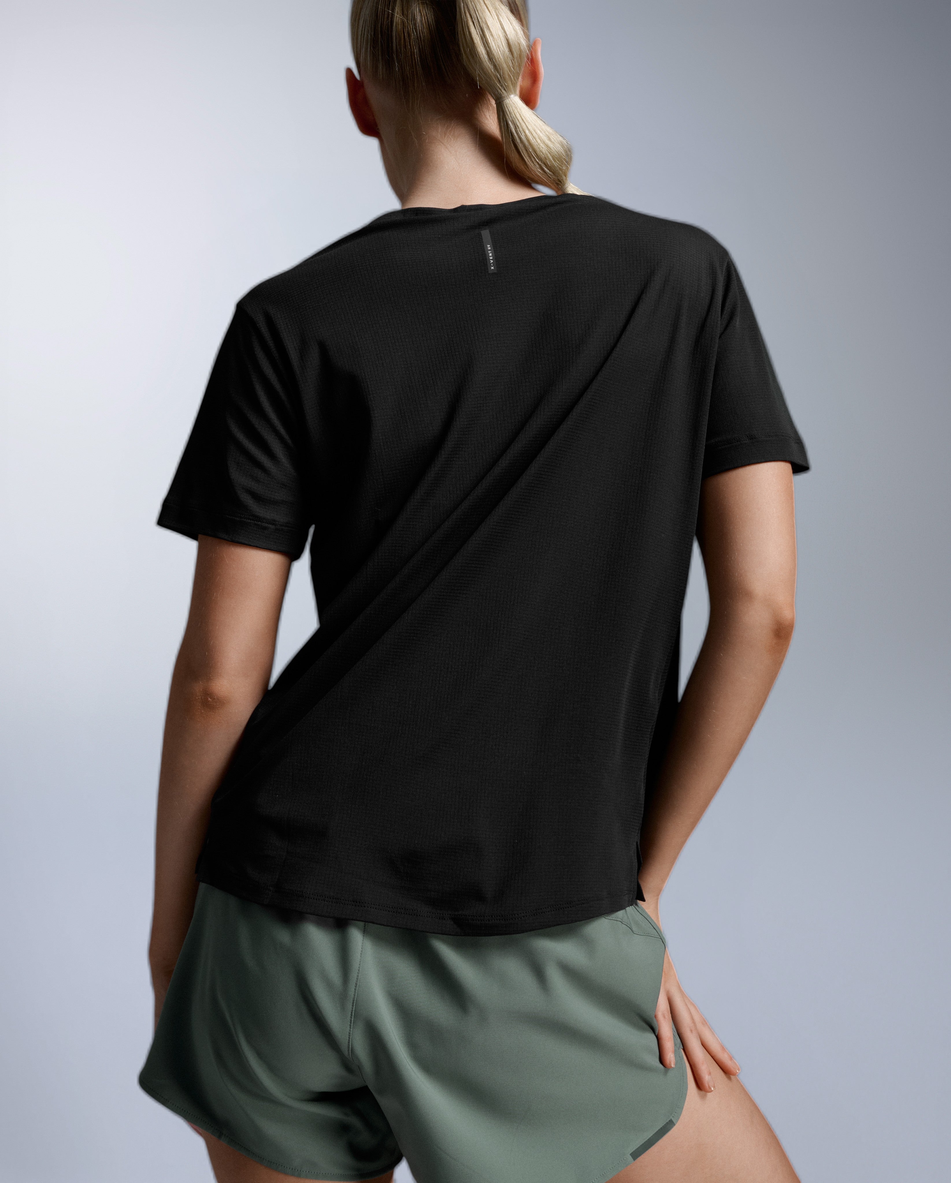 2xu-aero-trail-tee-donna-maglia-trail-nera-upf-50 image 3