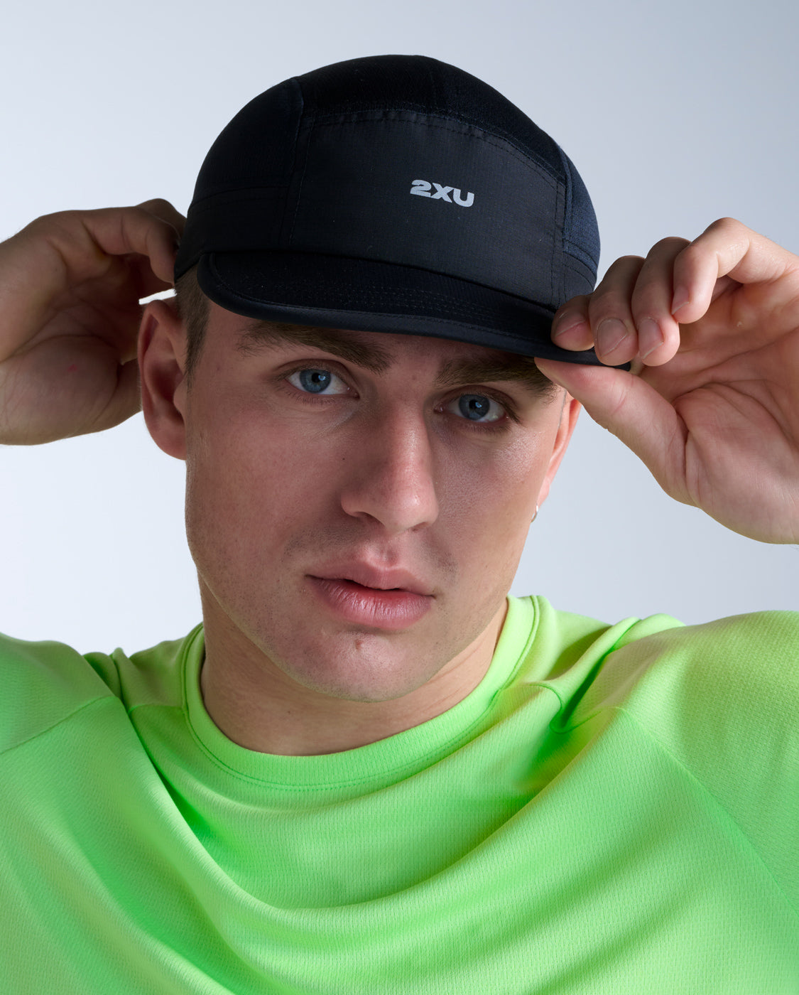 2xu-light-speed-small-cap-cappellino-running-nero image 1