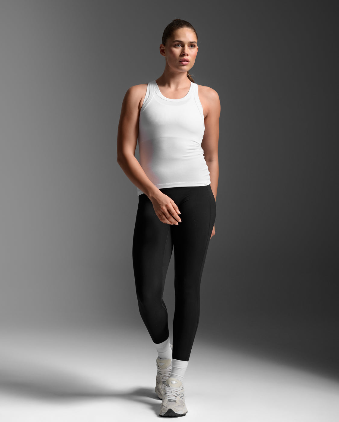 2xu-fluid-modal-ribbed-tank-canotta-costina-bianca image 4