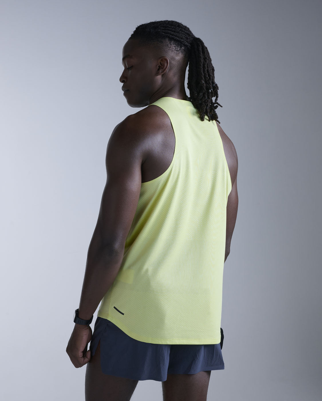 2xu-light-speed-tech-singlet-canotta-running-uomo-slim-fit image 3