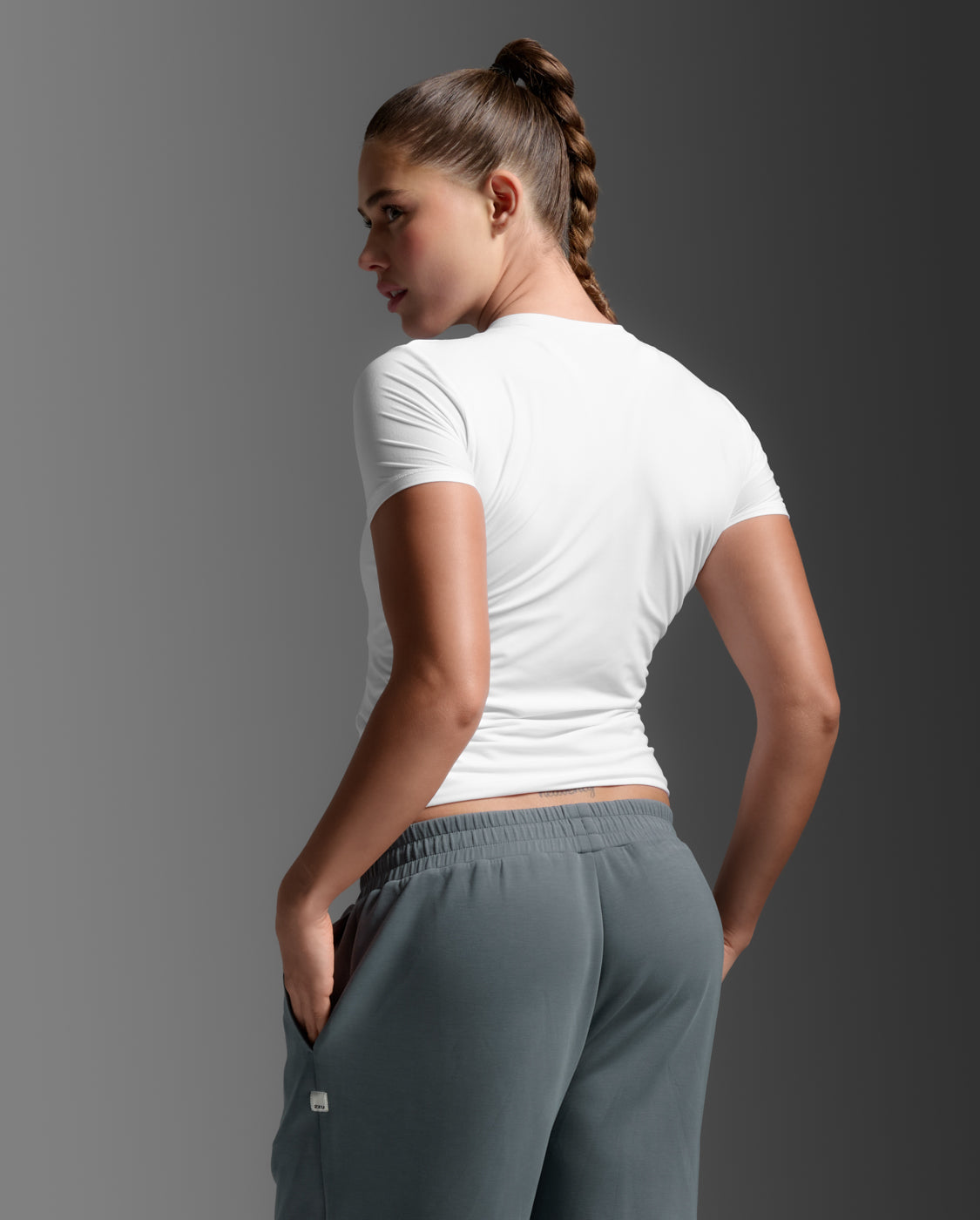 2xu-wonderluxe-fitted-tee-t-shirt-donna-bianca-fit-modellante image 3