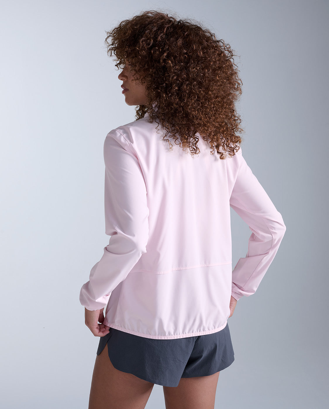 2xu-aero-jacket-giacca-running-antipioggia-rosa-chiaro-slim-fit image 2