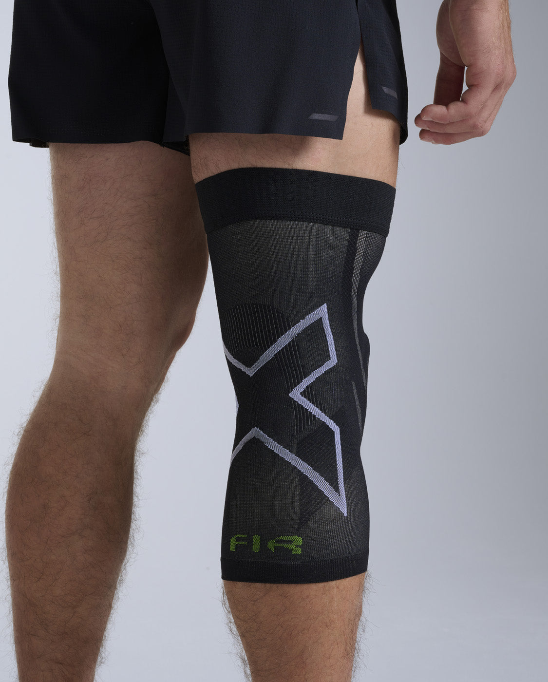 2xu-recovery-knee-brace-with-fir-ginocchiera-nero-grigio image 4