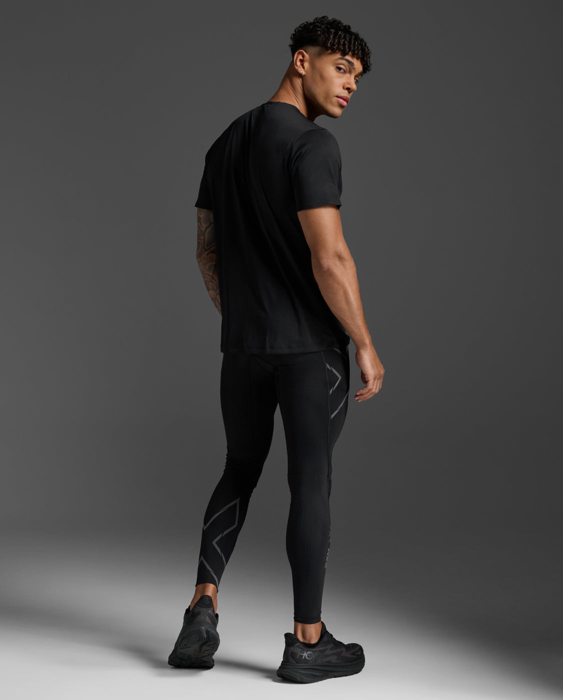 2xu-light-speed-tech-tee-maglia-running-traspirante-nera image 5
